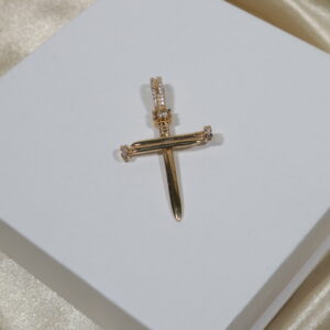 Dije cruz clavo 3.85gr/4.6cm/circones blancos oro amarillo 18k.