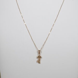 Set Cadena Veneciana 1.1gr / 45cm / 0.5mm + Dije Llave 0.5gr / 2cm Troquelado Oro Amarillo 18K.