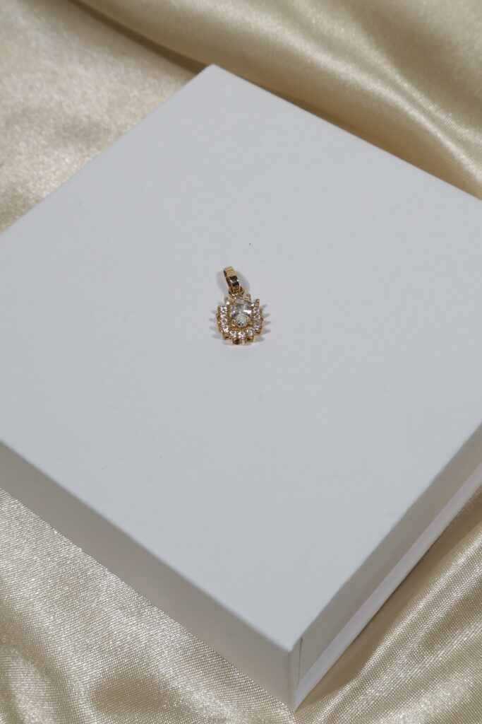 Dije Halo 1.35gr / 1.8cm / Circones Blancos Oro Amarillo 18K.