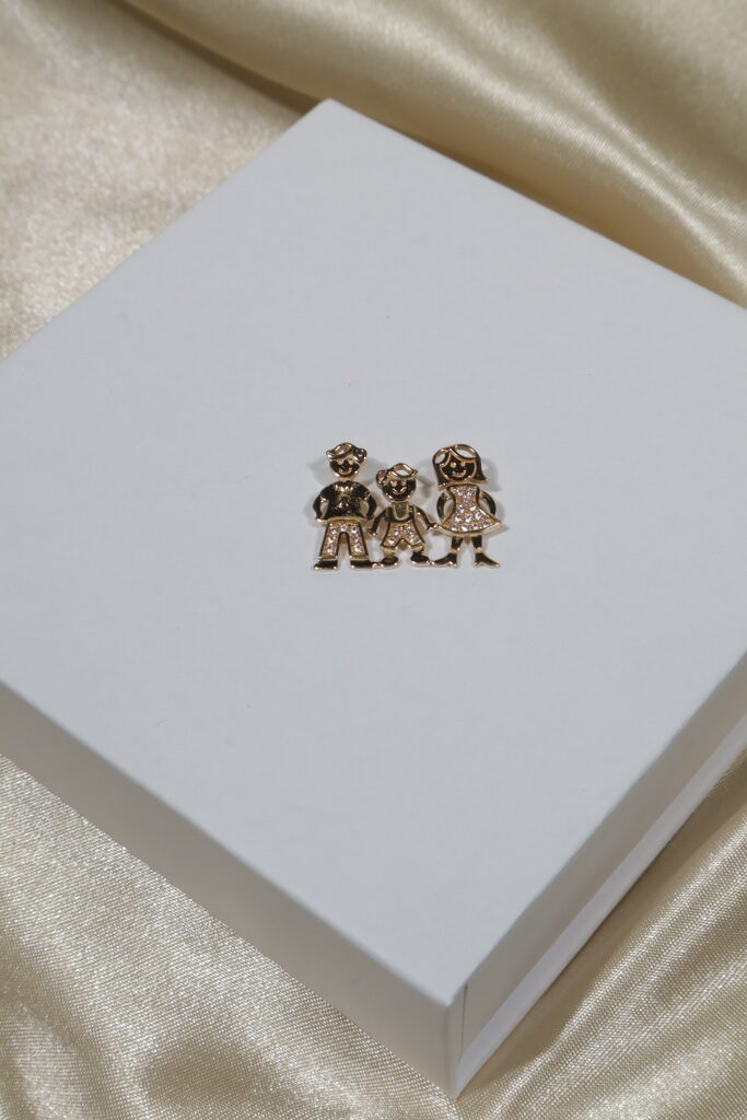 DIJE dije familia 18K (N) Size 3cm Weight 2.75g.