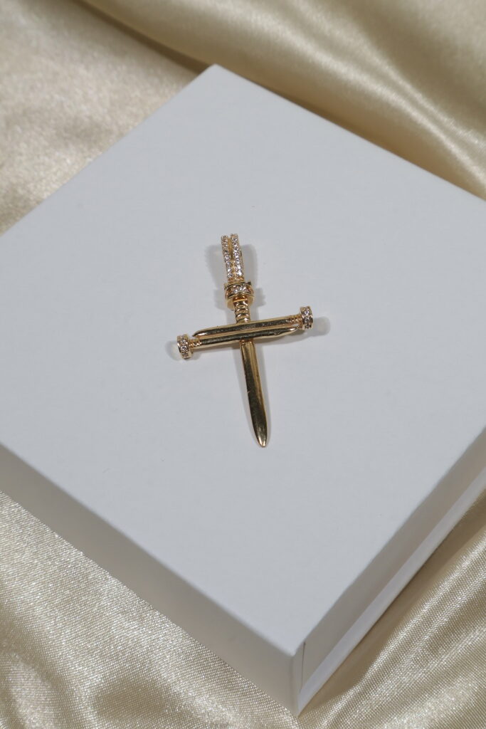 Dije cruz clavo 3.85gr/4.6cm/circones blancos oro amarillo 18k.