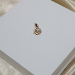 Dije Halo 1.4gr / 1.8cm / Circones Blancos Oro Amarillo 18K.